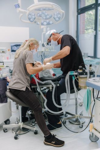 Fröhliches Anästhesie-Team von Narkosen Magdeburg, erfahrene Fachkräfte für sichere und einfühlsame Narkose