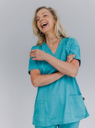 Lachende Anästhesieschwester von Narkosen Magdeburg, erfahrenes Team für sichere und einfühlsame Narkose